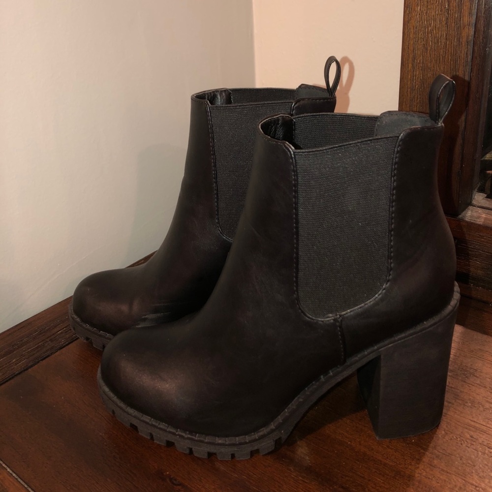 Size 9 women black heel boots
